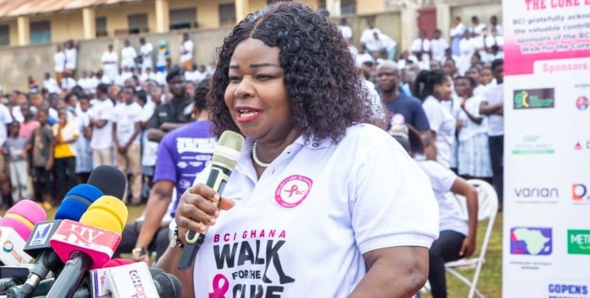 Dr Beatrice Wiafe Addai addressing breast cancer meeting in ghana