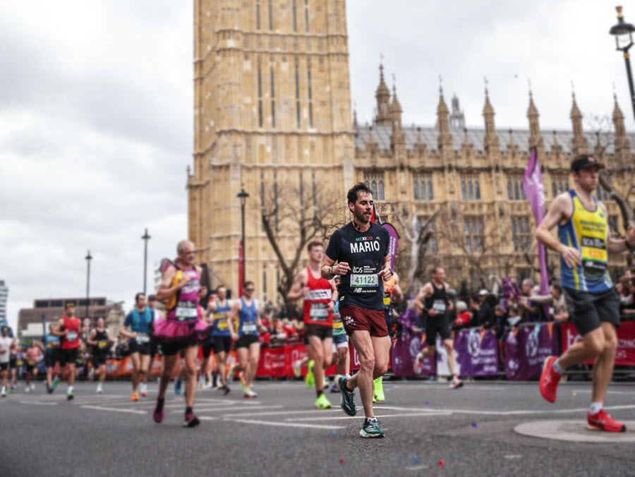 Mario Castro, Teva Mexico takes part in the 2024 London marathon.