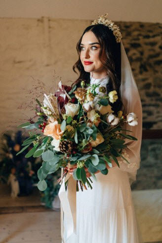 Cróna with her bridal bouquet.jpg