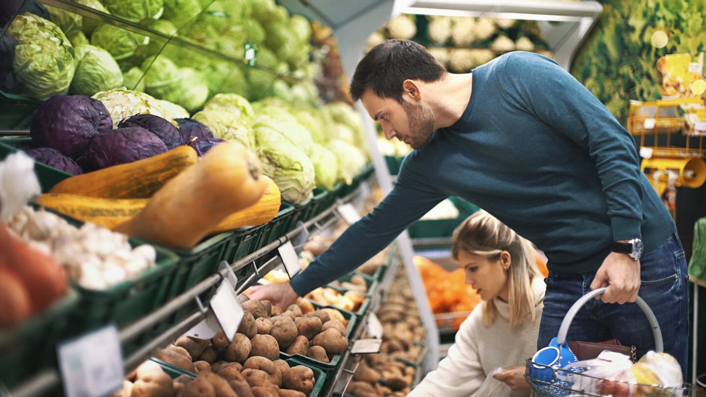 Man makes healthy choices as he shops for a COPD-friendly diet