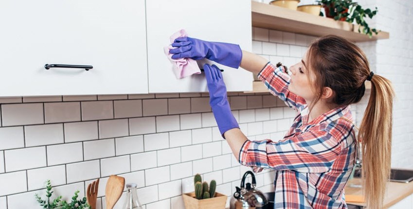 Woman with asthma cleans house as she prepares to move into a new home.