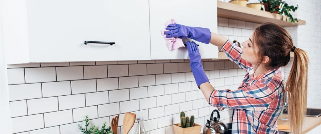 Woman with asthma cleans house as she prepares to move into a new home.